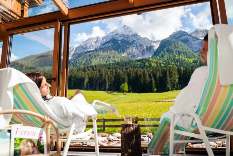 Der Ruheraum unseres Wellnessbereiches lässt einen Blick auf die wunderschöne Bergwelt des Lesachtales zu