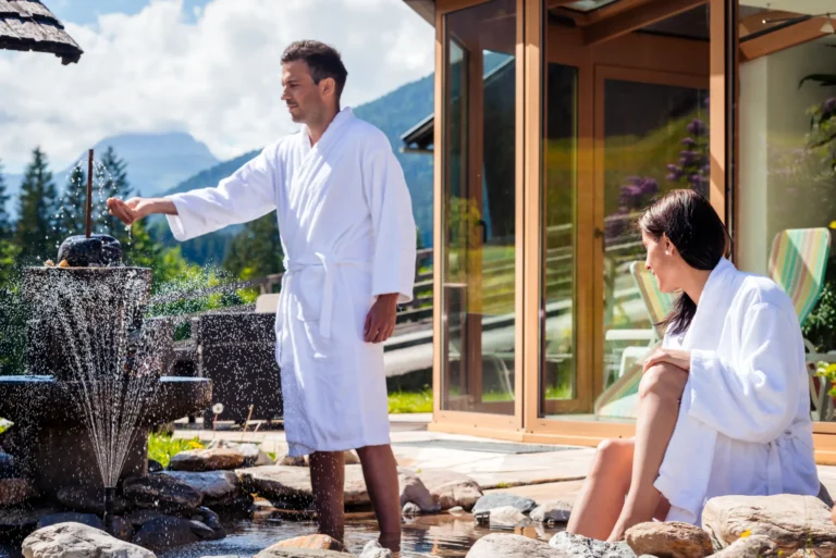 Gesund für die Venen: Wassertreten im erfrischenden Quellwasser vor dem Alpenhof