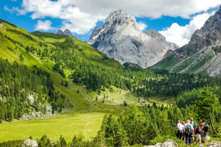 Die Wandermöglichkeiten im Lesachtal führen vorbei an Wiesen, Wäldern und urigen Hütten.