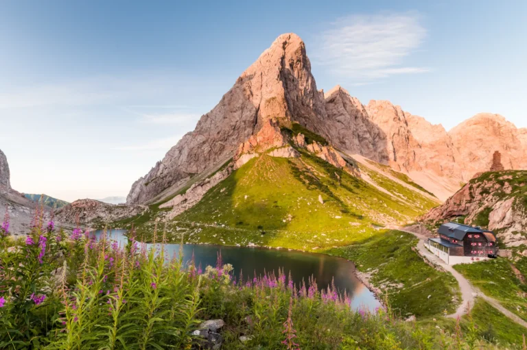 Erleben Sie die traumhafte Bergwelt des Kärntner Lesachtales. Die Wanderrouten starten direkt beim Alpenhof Wolayersee.