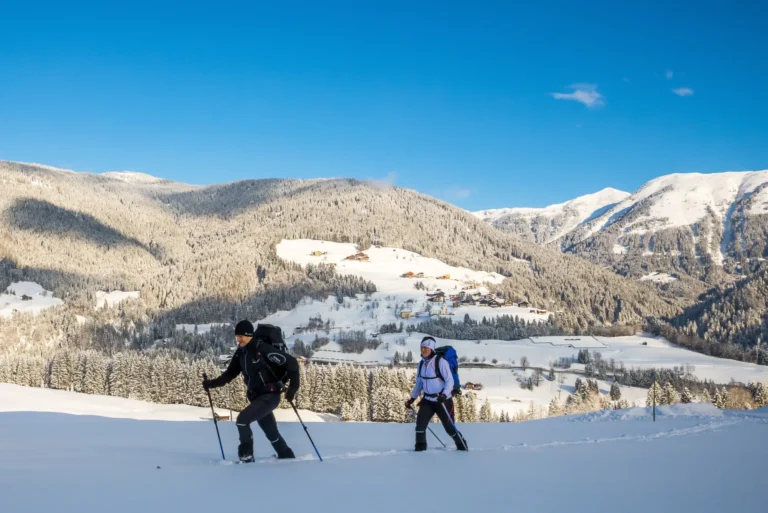 Schneeschuhe für Ihre Schneeschuhwanderung können im Alpenhof Wolayersee ausgeborgt werden.