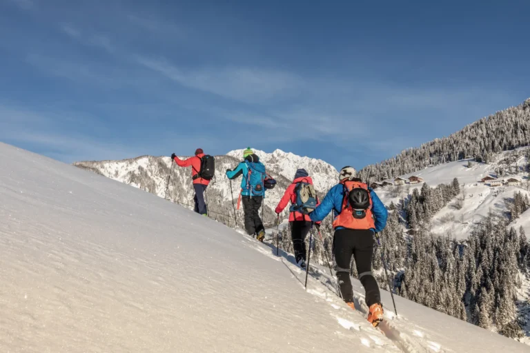 Die Berge der Karnischen Alpen und der Lienzer Dolomiten laden mit unverspurten Tiefschnee.