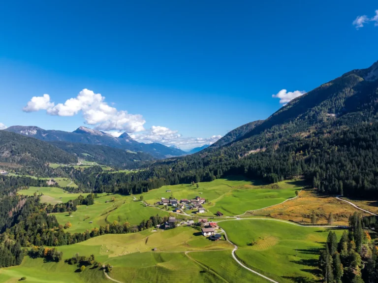 Der Alpenhof Wolayersee im schönen Kärntner Lesachtal aus der Vogelperspektive