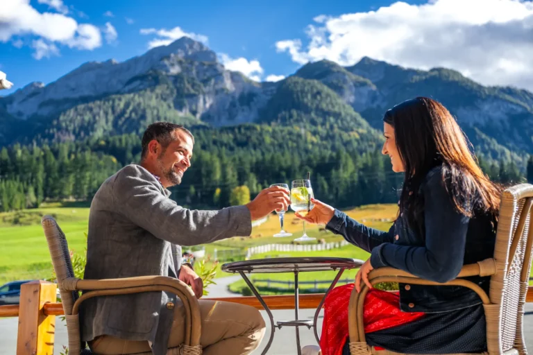 Auch der Außenbereich des Alpenhofes lädt zum Verweilen ein.